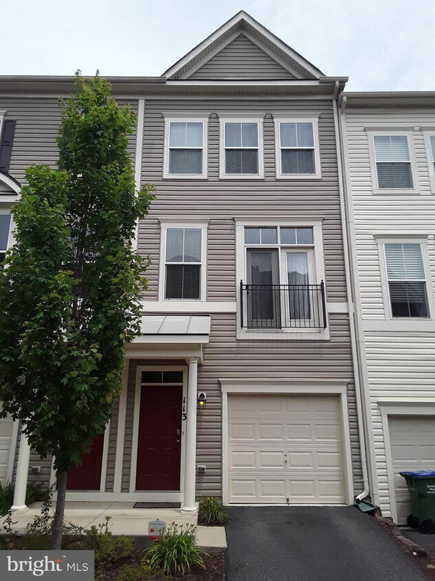 Foto principal - 3-Level Townhome in Village @ Woodstream C...