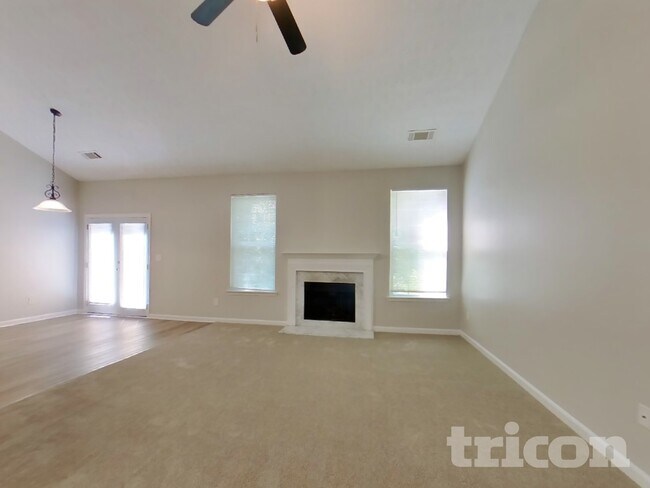 Foto del edificio - 5746 Lakeside Dr