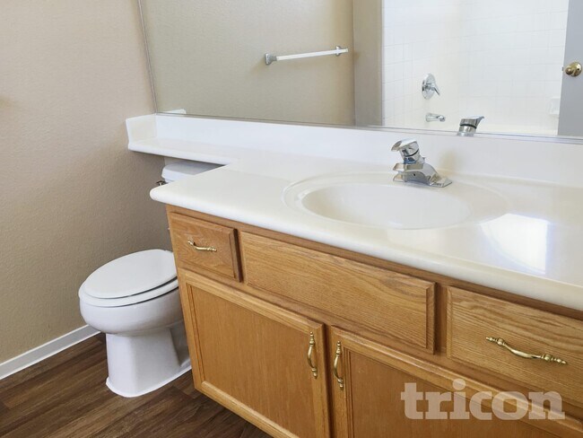 Building Photo - 1426 Silver Glen Ave