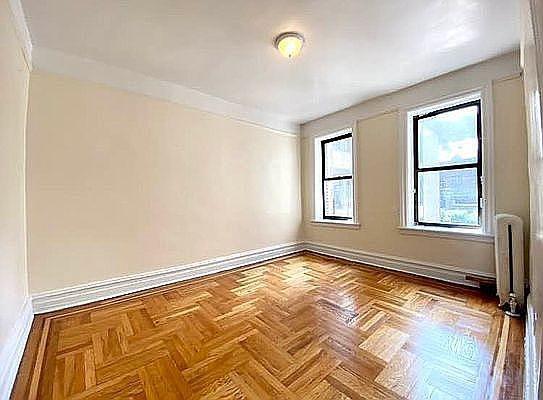 Foto del edificio - 3 bedroom in BRONX NY 10463