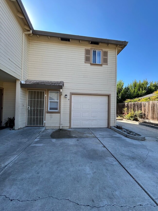 Building Photo - 1041 Plum Ct