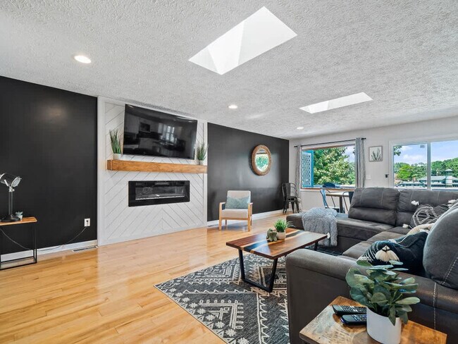 Foto del edificio - 3581 Mong Ave