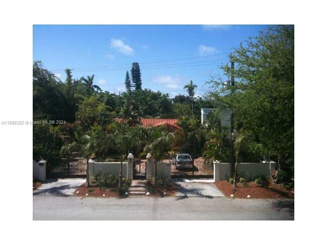 Foto del edificio - 2880 Pine Tree Dr