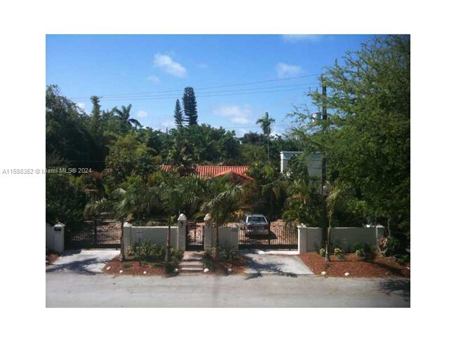 Building Photo - 2880 Pine Tree Dr