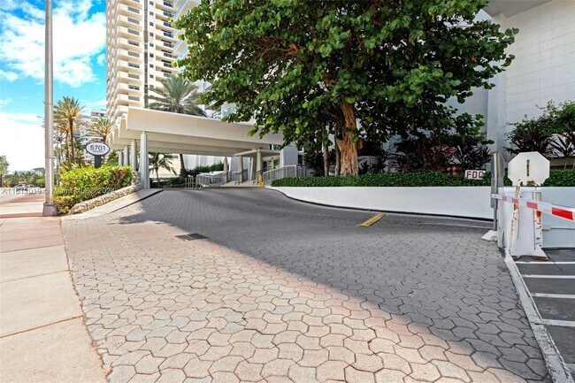 Foto del edificio - 5701 Collins Ave