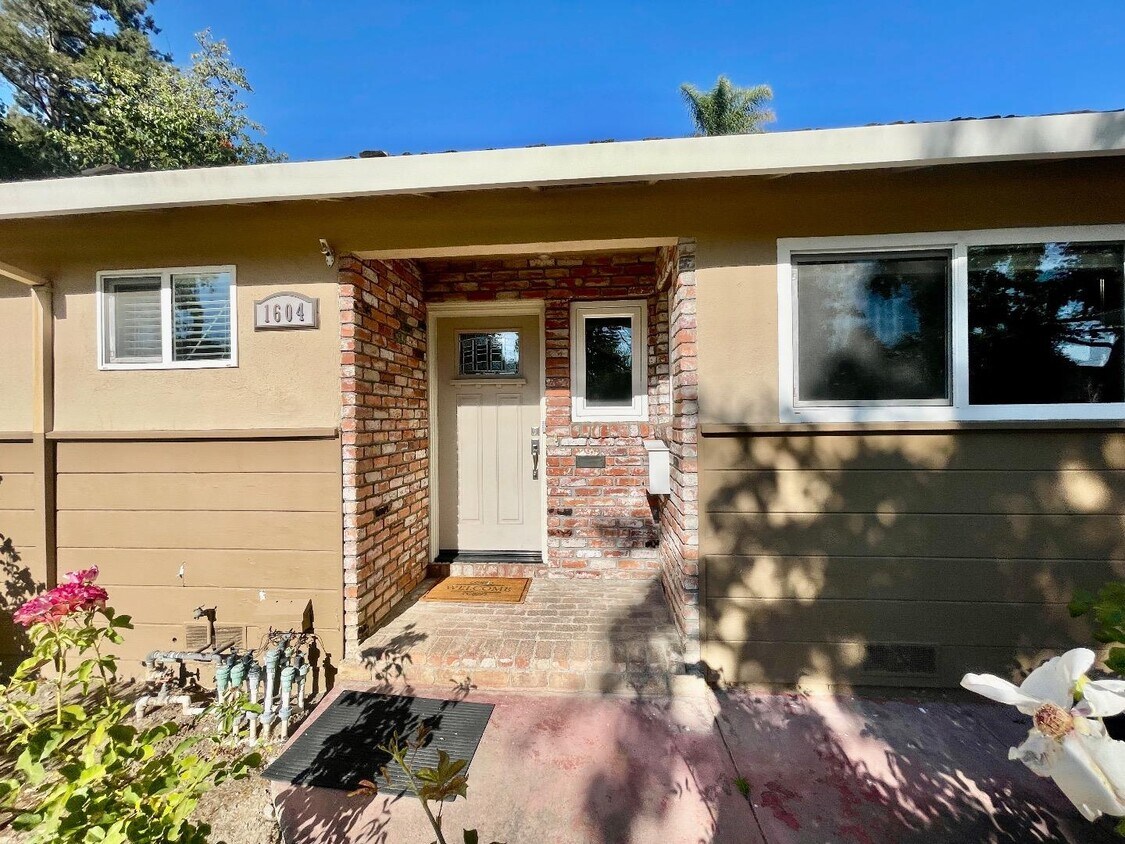 Primary Photo - 1604 Collingwood Ave