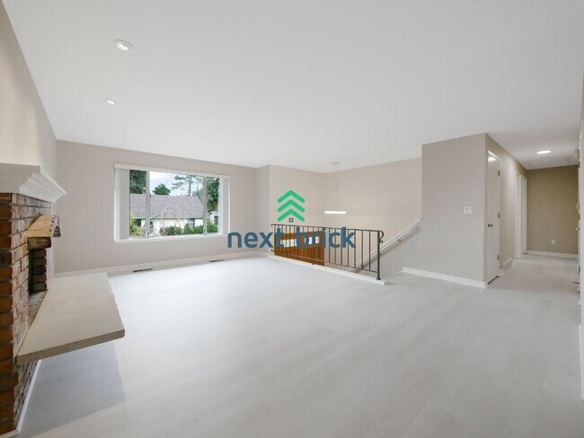 Foto del edificio - 6 Bed and 3 Bath Single Family Home Available Now!