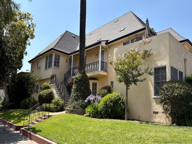Building Photo - 1744 Huntington Dr