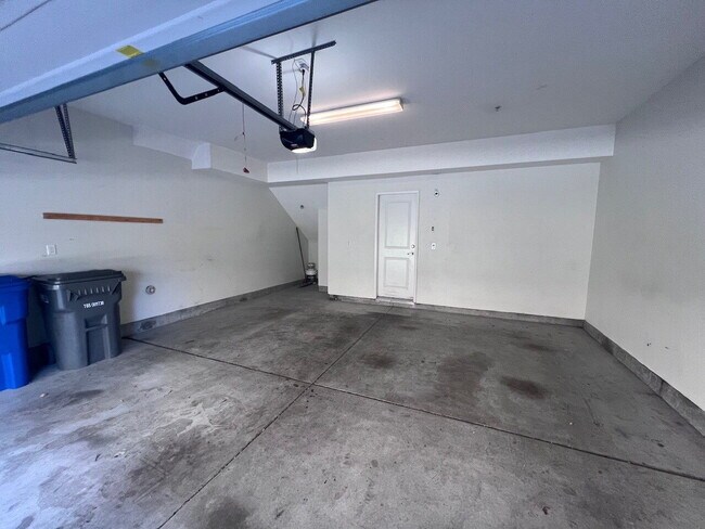 Building Photo - Gorgeous Like-New 4BD/3.5BA Oceanside Townhome! Bright & Airy Open Floor Plan, Stainless Applianc...