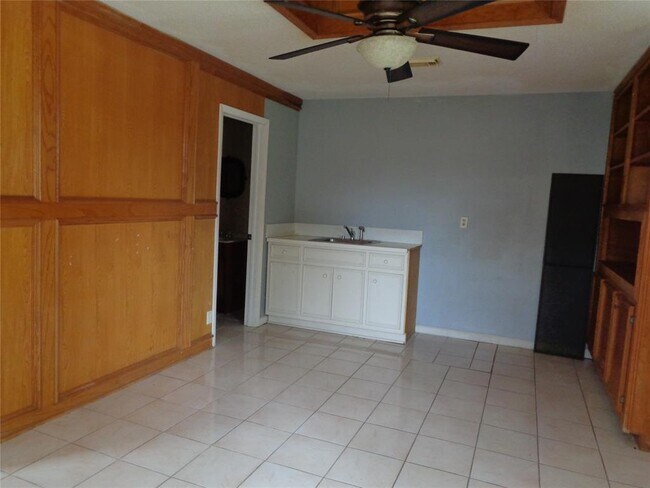 Building Photo - 404 Forest Oaks Ln