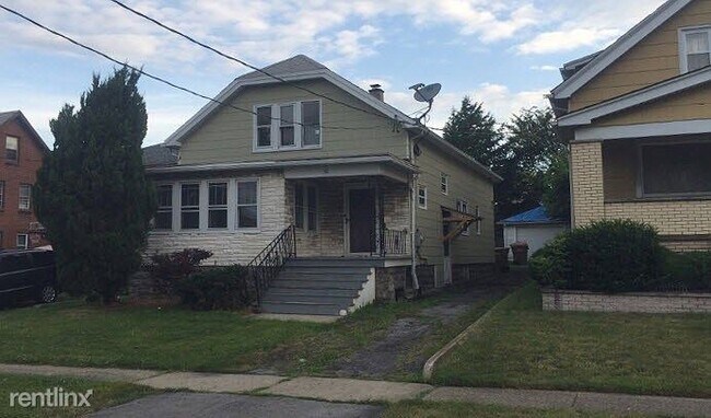 Building Photo - 4 br, 1 bath House - 30 Bell Rd