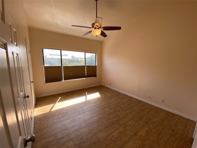 Foto del edificio - 807 W 25th St