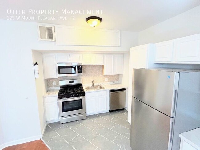 Foto del edificio - 2BR/1BA Sun-drenched Mt. Airy Apt with Sha...