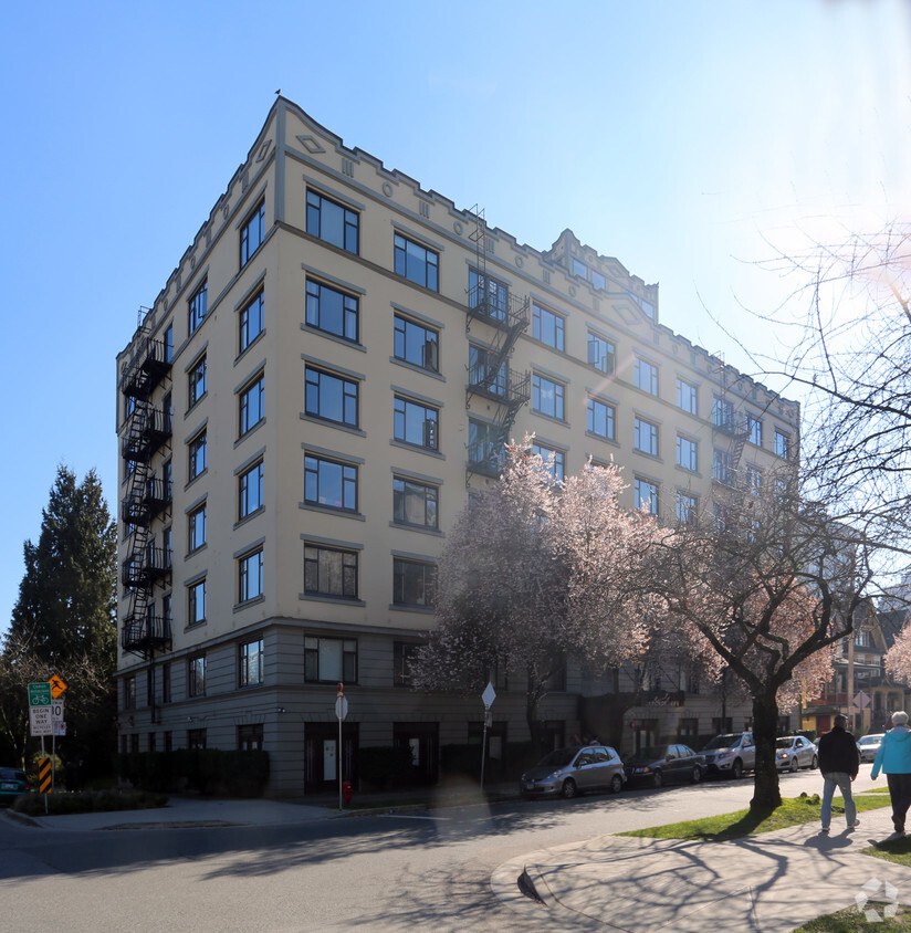 Building Photo - Strathmore Lodge