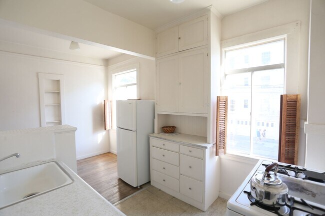 Building Photo - OPEN HOUSE:Sunday(12/10)3:05pm-3:15pm  Lar...