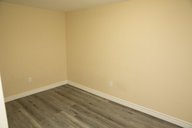 Building Photo - 32 Durrington Crescent