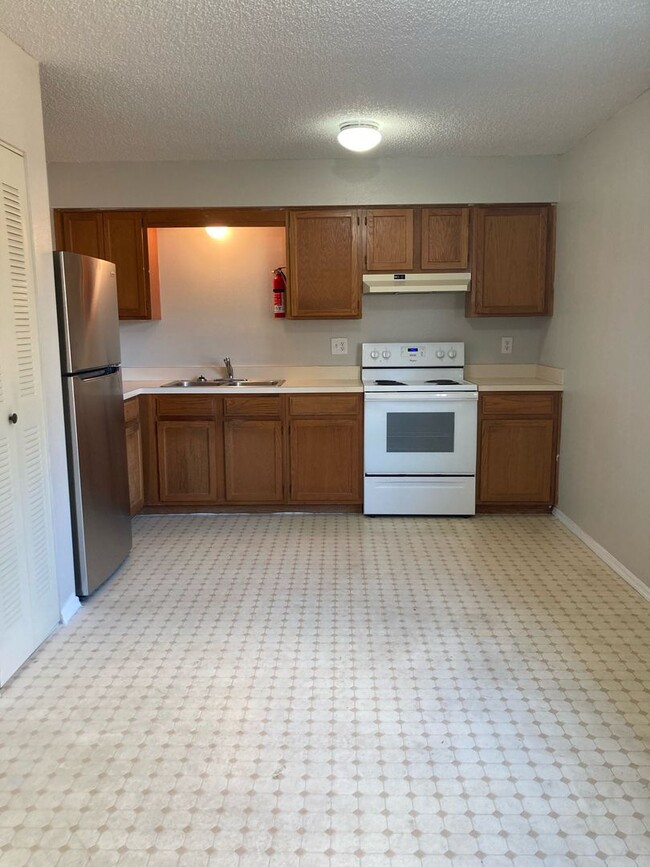 Building Photo - 3 Bed 1 Bath Home Pet Friendly With Large ...