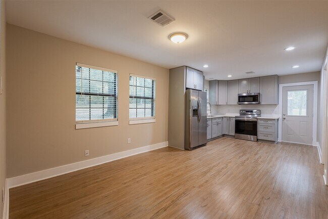 Foto del edificio - 12028 Cedar Ln