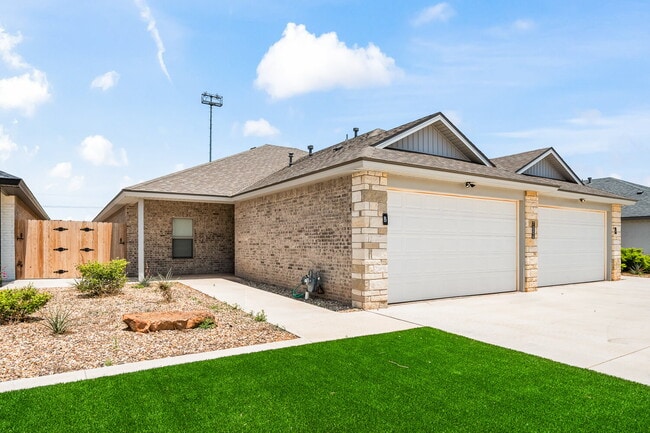 Building Photo - Gorgeous Duplex in Frenship East!