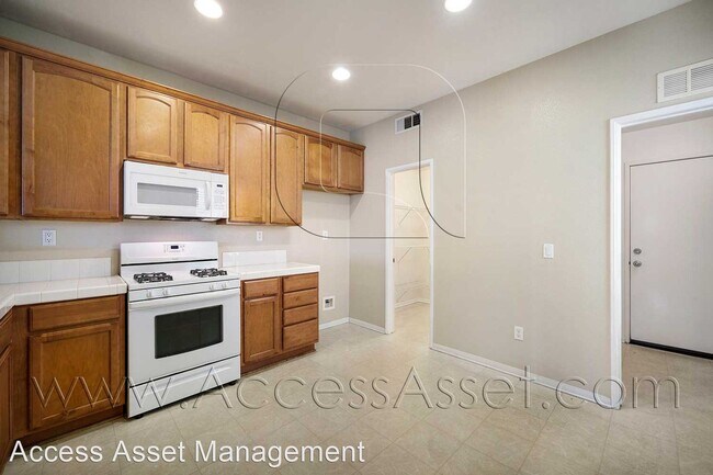 Building Photo - 3 br, 2.5 bath House - 15325 Oak Tree Dr. ...