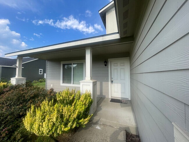 Building Photo - 4 bedroom/2.5 bath Rathdrum Home with RV/B...