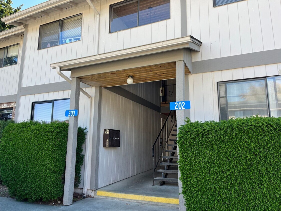 Primary Photo - 200-219 Lodean Dr