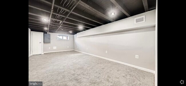 Building Photo - 315 S Newkirk St