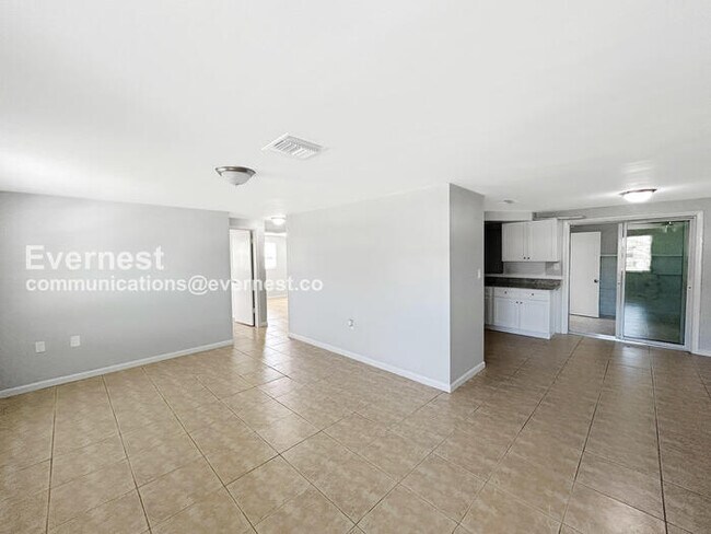 Foto del edificio - 3 Bed/2.5 Bath Home with Fenced Yard & Gar...