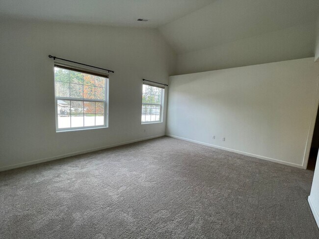 Building Photo - 5736 NE Hidden Creek Dr
