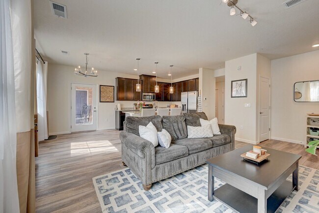 Foto del edificio - $2,415- 2 Bed, 2 Bath Ground Floor Condo w...