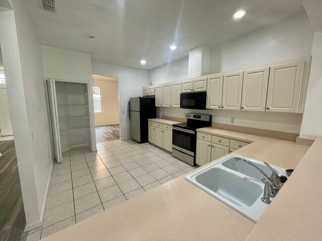 Building Photo - 611 Terranova Dr