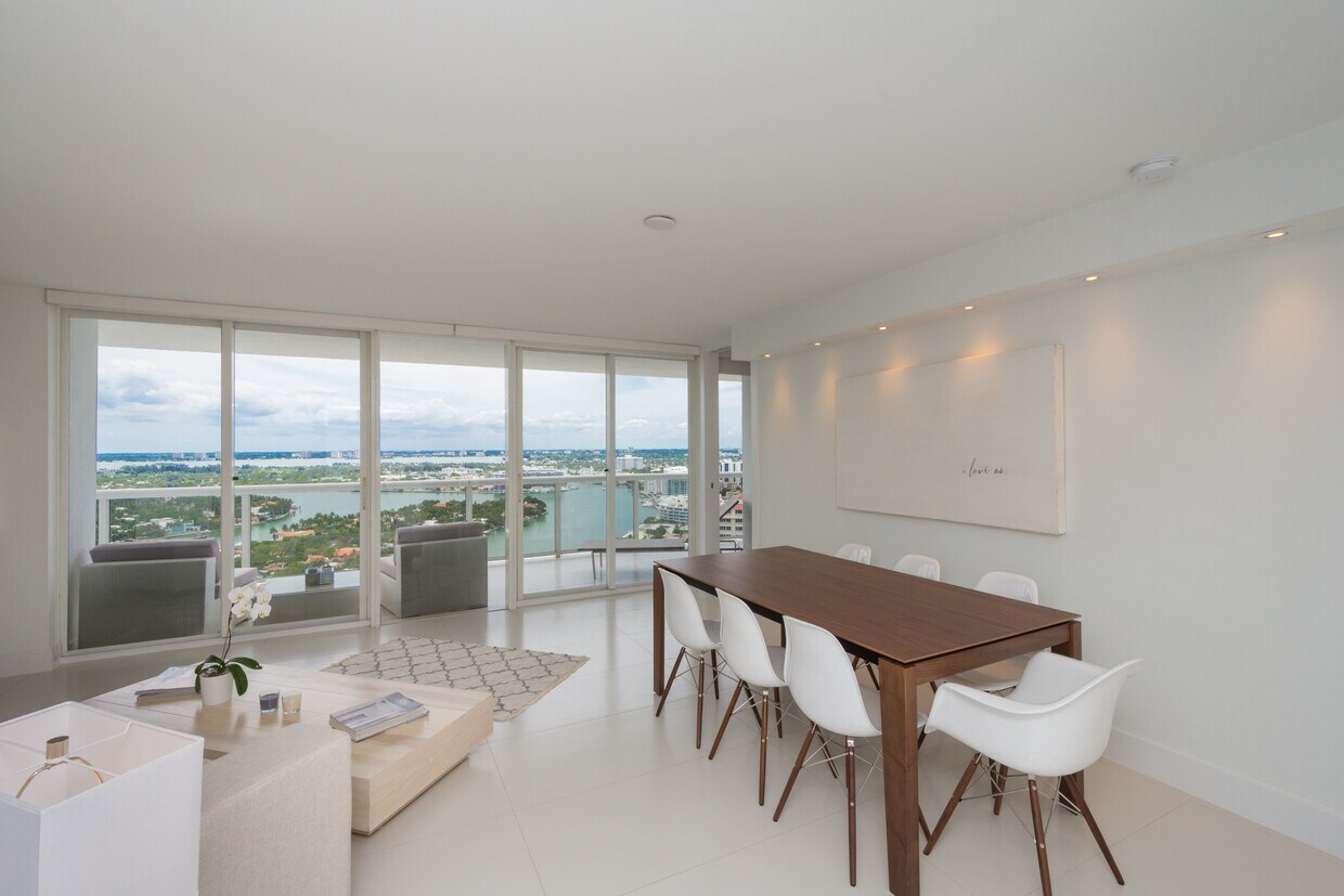 Primary Photo - 6301 Collins Ave