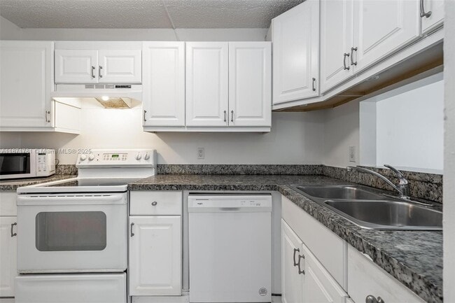 Foto del edificio - 1033 Twin Lakes Dr