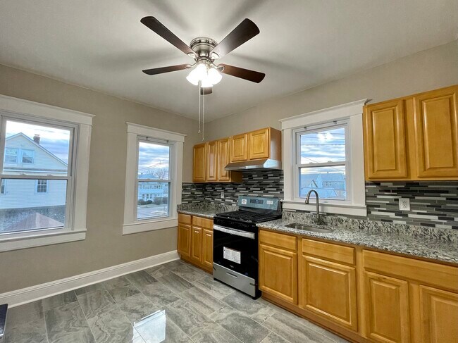 Renovated kitchen - 329 Helen St