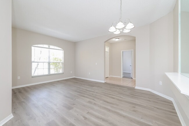 Building Photo - 556 Pinehurst Cove
