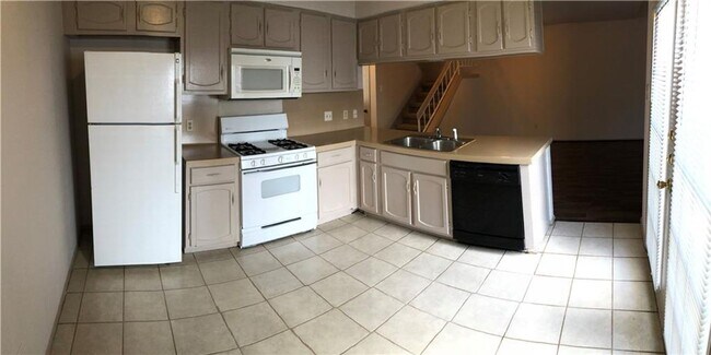 Foto del edificio - Large townhome - Available July