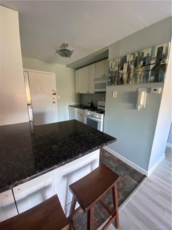 Foto del edificio - 838 Pelhamdale Ave