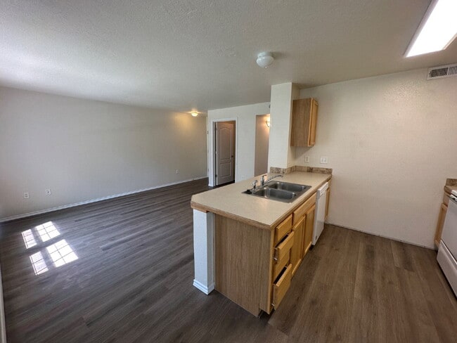 Building Photo - "Charming 2-Bed, 2-Bath Haven in Boise – Spacious 985 Sq Ft Retreat!"