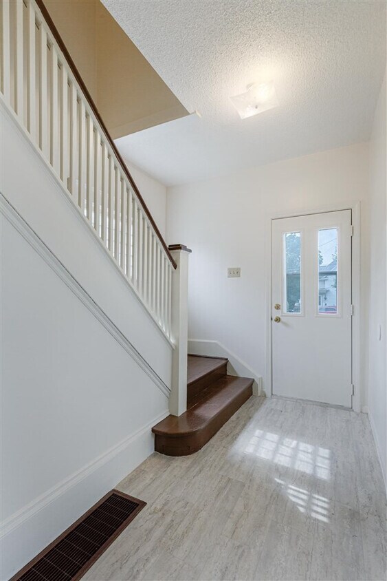 522 Hallett St Unit 1, Jackson, MI 49202 Apartments in Jackson, MI