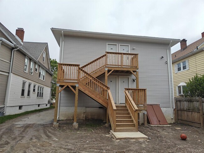 Building Photo - 372 Mansion St