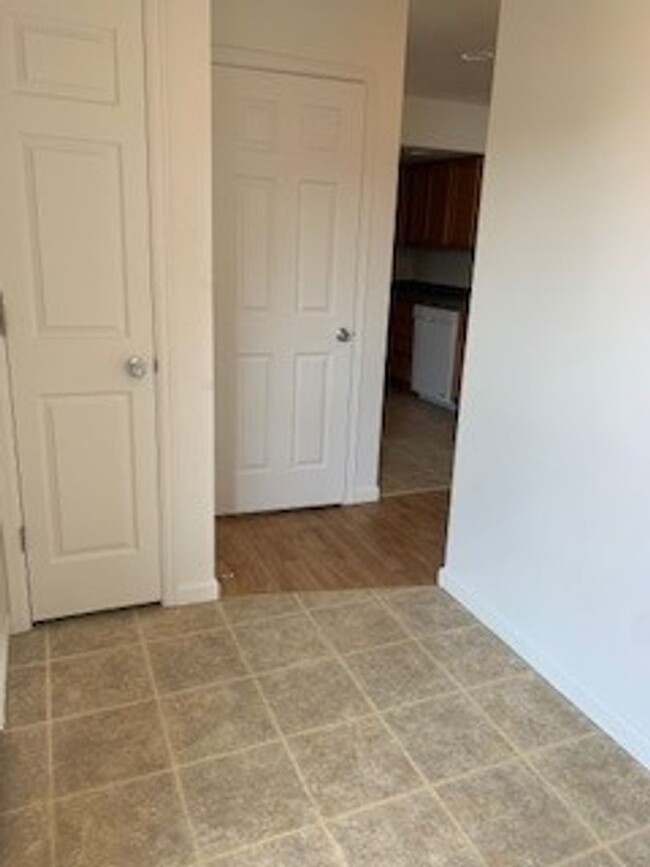 Building Photo - 3 Bedroom 2.5 Bath Townhouse Available Now!