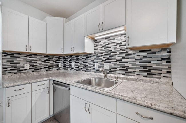 Building Photo - Newly Renovated 2 Bedroom Home With Bonus ...