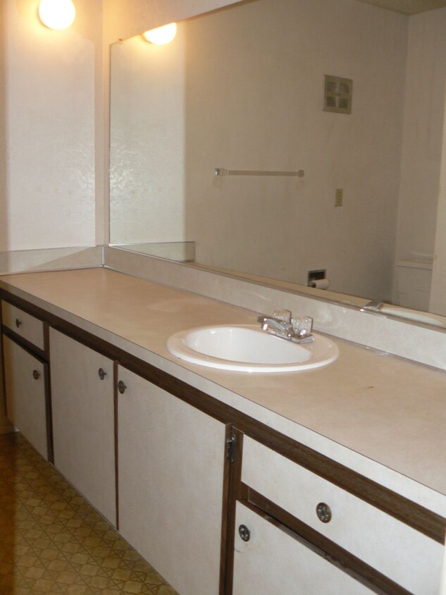 Building Photo - Cozy Studio Condo at Gated, Sixty-01 Complex!