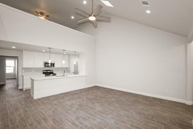 Foto del edificio - 7627 Woodford Ave