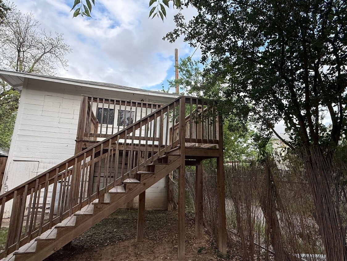 Charming 1 Bed Apartment | Hardwood Floors + Near Downtown! - Charming 1 Bed Apartment | Hardwood Floors + Near Downtown!