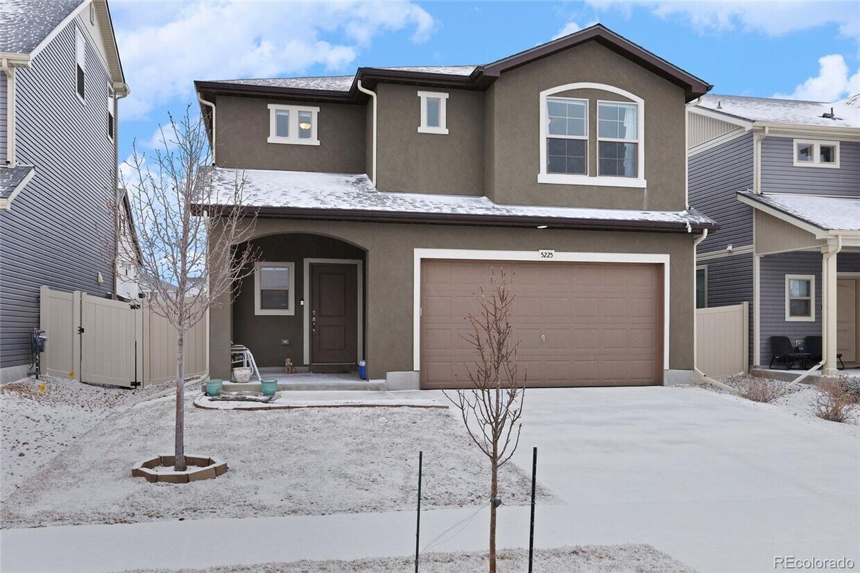Primary Photo - Beautiful 4 Bedroom Home in First Creek Av...