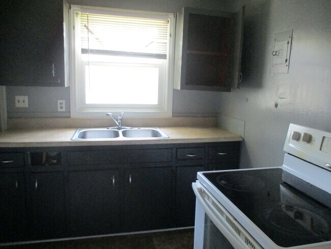 Building Photo - 2112 Elvira St