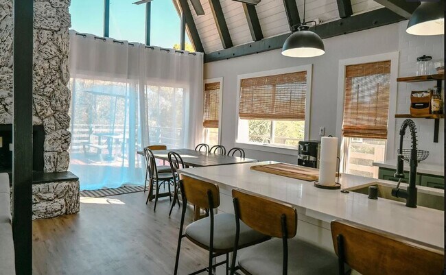 Foto del edificio - Beautiful multi-level 3 Bedroom, 3 Bathroo...
