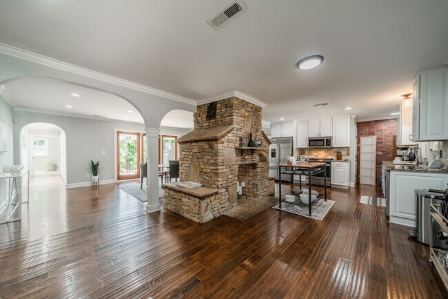 Building Photo - 3147 Windsor Dr