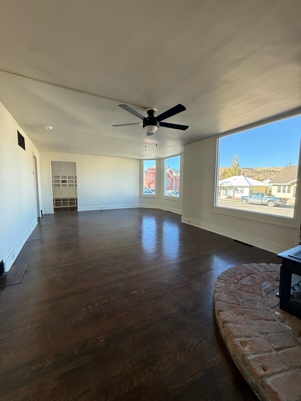 Foto del edificio - 215 W 5th St